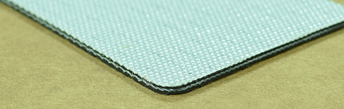 (24PVC2BL ZW G)  Конвейерная полимерно-тканевая лента PVC толщиной 2,4 мм,  с клетчатой глянцевой рабочей поверхностью, цвет черный. от производителя АМА Комплект