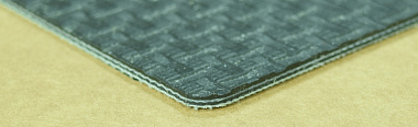 (24PVC2BL ZW M)  Конвейерная полимерно-тканевая лента PVC толщиной 2,4 мм,  с клетчатой матовой рабочей поверхностью, цвет черный. от производителя АМА Комплект