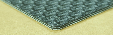 (24PVC2BL ZW G)  Конвейерная полимерно-тканевая лента PVC толщиной 2,4 мм,  с клетчатой глянцевой рабочей поверхностью, цвет черный. от производителя АМА Комплект